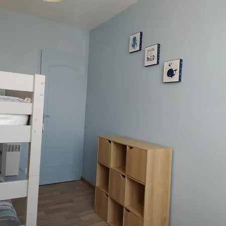 Restaure A 50 M De La Apartman