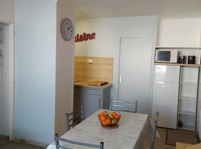 Restaure A 50 M De La Apartman
