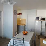 Restaure A 50 M De La Διαμέρισμα